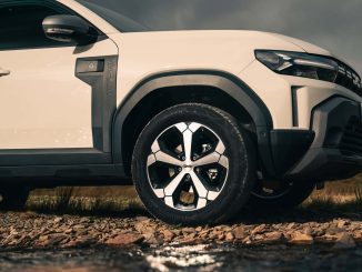 Přichází nová Dacia Duster pro rok 2025. Velké rodinné SUV se svou cenou opět dostává mezi ty levnější vozy. Nabízí také bohatou výbavu