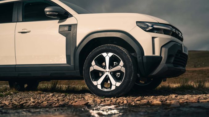 Přichází nová Dacia Duster pro rok 2025. Velké rodinné SUV se svou cenou opět dostává mezi ty levnější vozy. Nabízí také bohatou výbavu