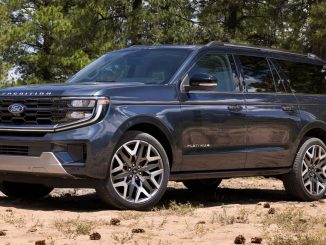 Ford Expedition, který vstupuje do své páté generace, je největším rodinným tahačem modrého oválu a pro rok 2025 přináší několik novinek