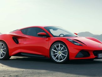 Na světových trzích mimo USA a Evropu, je pro rok 2025 k dispozici nový, výkonnější čtyřválcový Lotus Emira Turbo SE