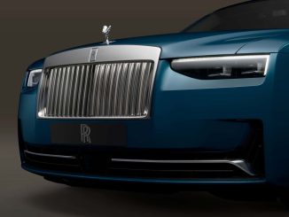 Úchvatná silueta sedanu Rolls-Royce Ghost se oproti jeho debutu v roce 2020 nezměnila, ale designéři značky provedli několik aktualizací