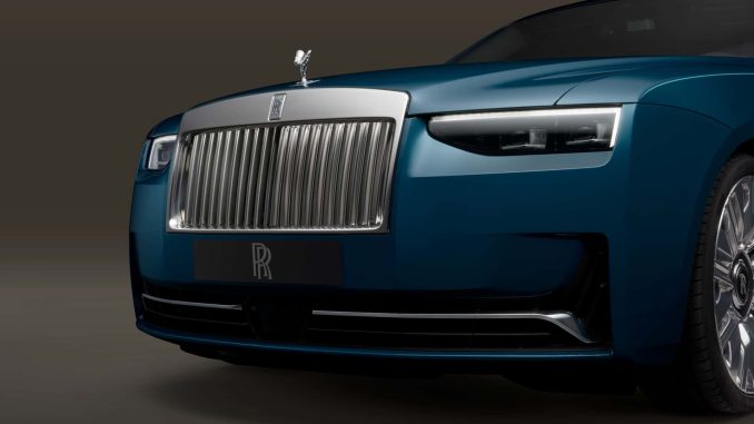 Úchvatná silueta sedanu Rolls-Royce Ghost se oproti jeho debutu v roce 2020 nezměnila, ale designéři značky provedli několik aktualizací