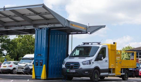 Přenosná nabíjecí stanice pro elektromobily napájené FV