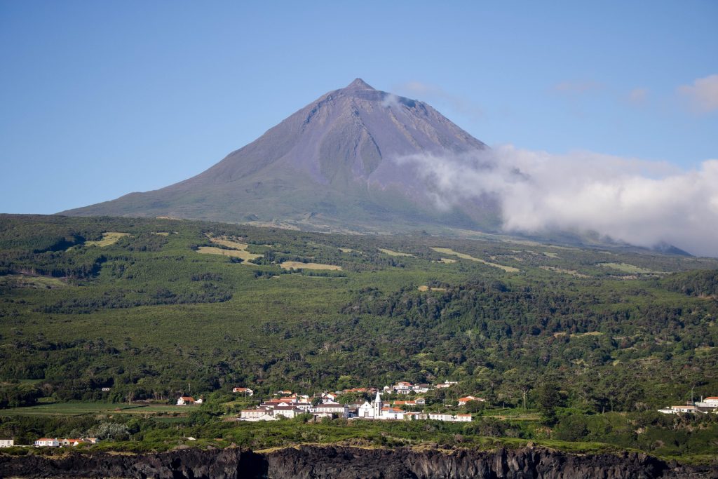 Ostrov Pico se pyšní nejvyšším vrcholem Portugalska, majestátní horou Pico (2351 metrů), která láká milovníky turistiky a poskytuje úžasné výhledy z vrcholu